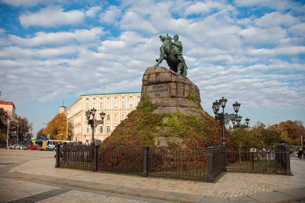 Kyiv, Ukrayna - 22 Ekim 2018: Kyiv 'deki Bohdan Khmelnytskyi Anıtı