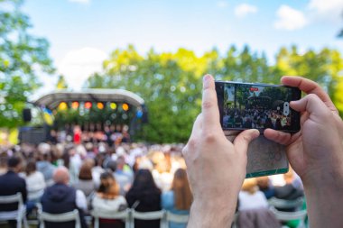 Bir Açık Hava Konseri ya da Akıllı Telefonlu Olay Filmi