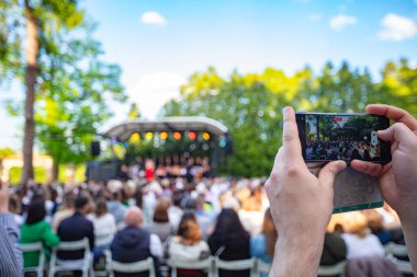 Bir Açık Hava Konseri ya da Akıllı Telefonlu Olay Filmi