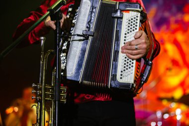 Kırmızı Gömlekli Müzisyen Parlak Kırmızı Akordeon Çalıyor