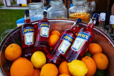 Lviv, Ukrayna - 30 Haziran 2019: Aperol Şişeleri ve Citrus Meyveleri İçecek Küvetinde
