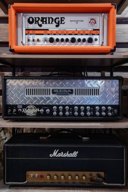 Lviv, Ukrayna - 25 Mayıs 2019. Gitar Yükselticileri Koleksiyonu (Orange, Mesa Boogie, Marshall)