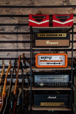 Lviv, Ukrayna - 25 Mayıs 2019. Bir Müzik Stüdyosunda Gitar Yükselteçleri ve Gitar Koleksiyonu
