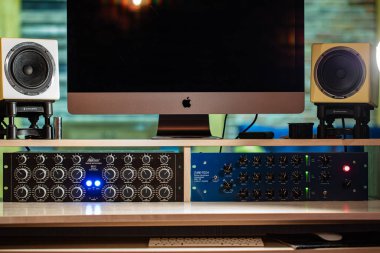Lviv, Ukrayna - 25 Mayıs 2019. iMac ve Audio Gear ile Profesyonel Kayıt Stüdyosu Çalışma İstasyonu