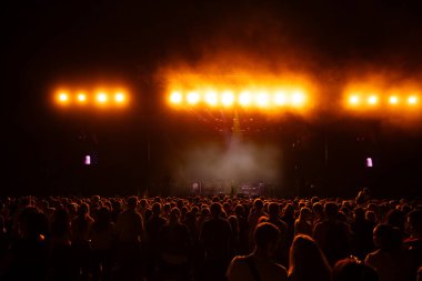 Turuncu Sahne Işıklı Konserde Seyirciler