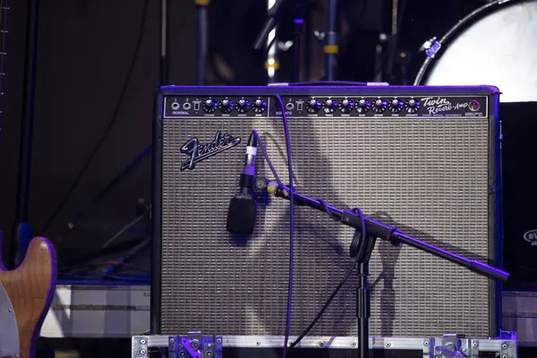 Lviv, Ukrayna - 30 Haziran 2019: Fender Twin Reverb Yükseltici ve Electric Guitar