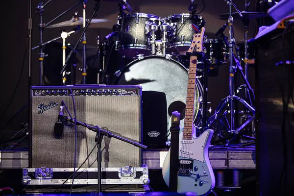 Lviv, Ukrayna - 30 Haziran 2019: Fender Twin Reverb Yükseltici ve Electric Guitar