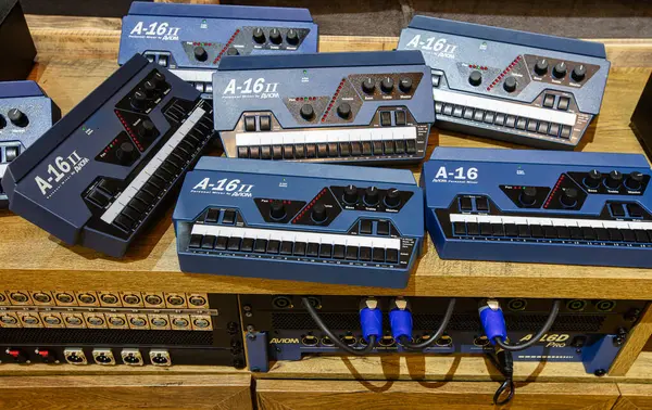 Lviv, Ukrayna - 25 Mayıs 2019. Aviom Kişisel Karıştırıcılar ve Ses Dağıtım Ekipmanları Koleksiyonu