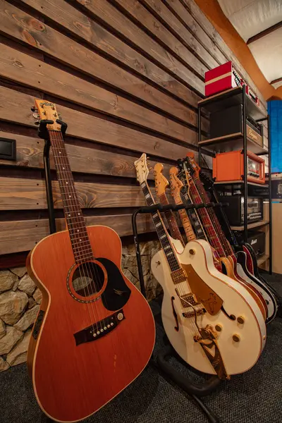 Lviv, Ukrayna - 25 Mayıs 2019. Bir Müzik Stüdyosunda Gitarlar ve Yükselticiler