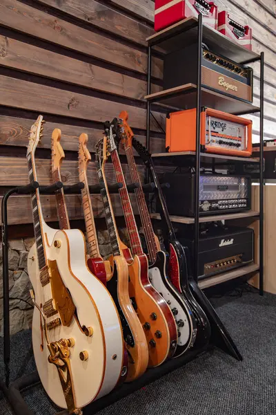 Lviv, Ukrayna - 25 Mayıs 2019. Tahta raflarda Gitar Yükselticileri ve Stüdyo Teçhizatı Koleksiyonu