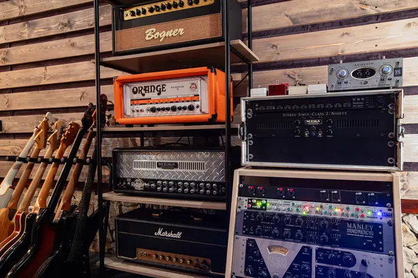 Lviv, Ukrayna - 25 Mayıs 2019. Tahta raflarda Gitar Yükselticileri ve Stüdyo Teçhizatı Koleksiyonu