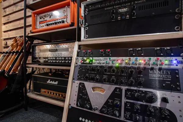 Lviv, Ukrayna - 25 Mayıs 2019. Tahta raflarda Gitar Yükselticileri ve Stüdyo Teçhizatı Koleksiyonu