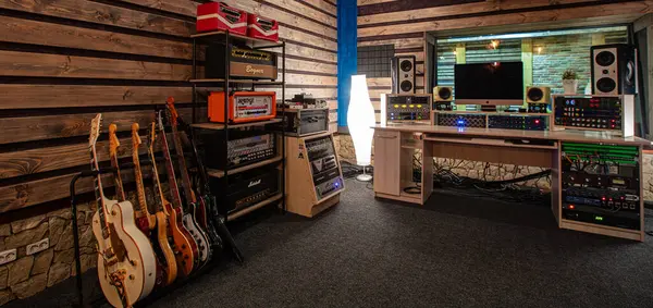 Lviv, Ukrayna - 25 Mayıs 2019. Profesyonel Gitar Kayıt Stüdyosu