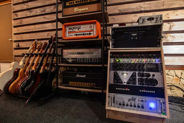 Lviv, Ukrayna - 25 Mayıs 2019. Tahta raflarda Gitar Yükselticileri ve Stüdyo Teçhizatı Koleksiyonu