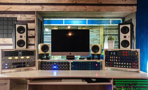 Lviv, Ukrayna - 25 Mayıs 2019. Profesyonel Kayıt Stüdyosu Kontrol Odası