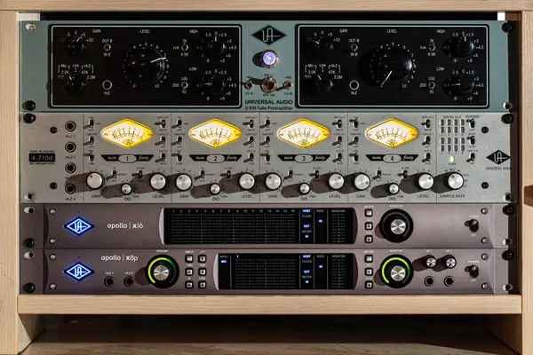 Lviv, Ukrayna - 25 Mayıs 2019. Amplifikatörler ve Apollo Arayüzleri ile Evrensel Ses Rafı