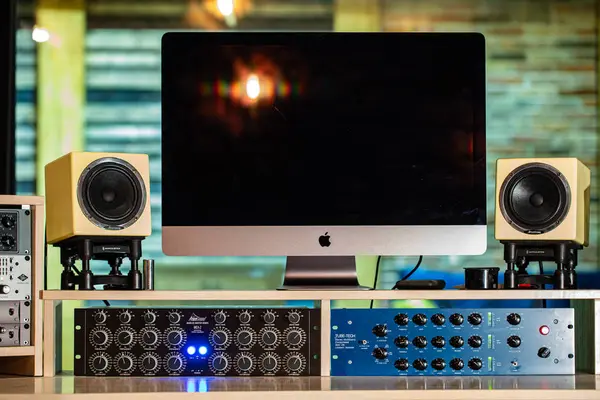 Lviv, Ukrayna - 25 Mayıs 2019. iMac ve Audio Gear ile Profesyonel Kayıt Stüdyosu Çalışma İstasyonu