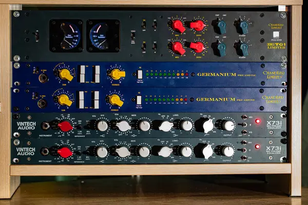 Lviv, Ukrayna - 25 Mayıs 2019. Chandler Limited ve Vintech Audio Gear ile Profesyonel Ses Rafı