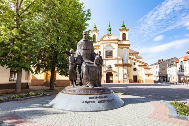 Ivano-Frankivsk, Ukrayna - 21 Mayıs 2017: İvano-Frankivsk, Bakire Meryem Kilisesi. Andrey Sheptytsky Anıtı