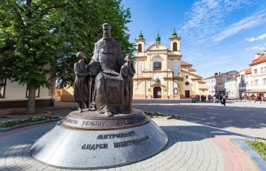 Ivano-Frankivsk, Ukrayna - 21 Mayıs 2017: İvano-Frankivsk, Bakire Meryem Kilisesi. Andrey Sheptytsky Anıtı