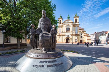 Ivano-Frankivsk, Ukrayna - 21 Mayıs 2017: İvano-Frankivsk, Bakire Meryem Kilisesi. Andrey Sheptytsky Anıtı