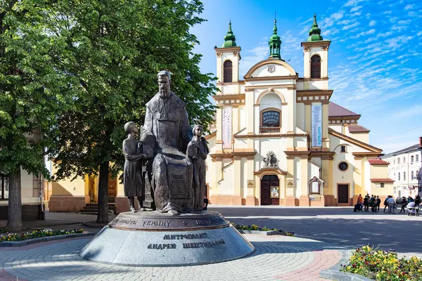 Ivano-Frankivsk, Ukrayna - 21 Mayıs 2017: İvano-Frankivsk, Bakire Meryem Kilisesi. Andrey Sheptytsky Anıtı