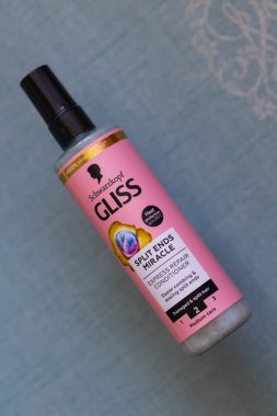 İvano-Frankivsk, Ukrayna - 16 Haziran Schwarzkopf Gliss Bölünmesi Mucize Ekspres Tamir Koşulunu Sonlandırdı