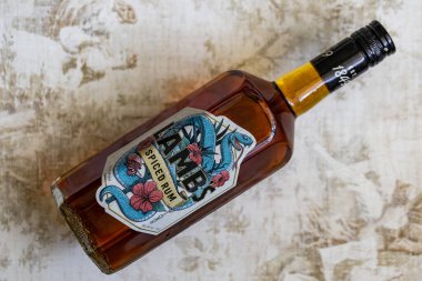 Ivano-Frankivsk, Ukrayna - 16 Haziran Lamb 'in Yılan ve Hibiscus Etiketli Baharatlı Rom Şişesi