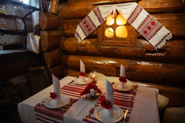 Ahşap İçten Geleneksel Ukrayna Masa Ayarları