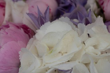 Narin Beyaz ve Pembe Çiçekler, Çiçek Düzenleme, Yumuşak Renkler