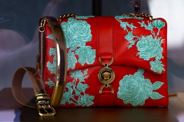 Lviv, Ukrayna - 18 Haziran 2025: Lüks Versace El Çantası, Teal Çiçeği Nakışlı Kırmızı