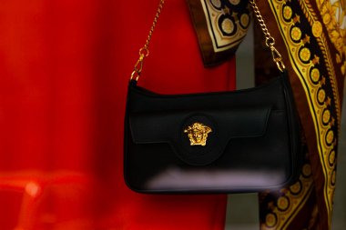 Lviv, Ukrayna - 18 Haziran 2025: Zarif Kara Versace Çantası, Altın Medusa Amblemi, Lüks Aksesuar