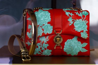 Lviv, Ukrayna - 18 Haziran 2025: Lüks Versace El Çantası, Teal Çiçeği Nakışlı Kırmızı