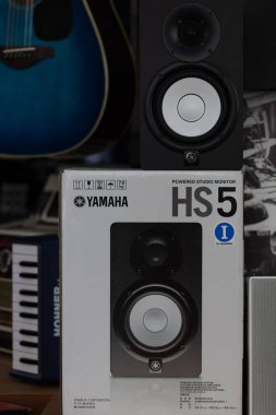 Lviv, Ukrayna - 18 Haziran 2025: Yamaha HS5 Stüdyo Monitör Kutusu, Ses Cihazı, Müzik Cihazı