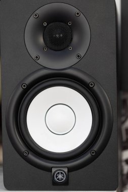 Lviv, Ukrayna - 18 Haziran 2025: Yamaha HS5 Stüdyo Monitör Kutusu, Ses Cihazı, Müzik Cihazı