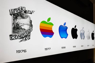 Lviv, Ukrayna - 2 Eylül 2024: Apple Logo Evrimi, Tarihi Tasarım Ekranı
