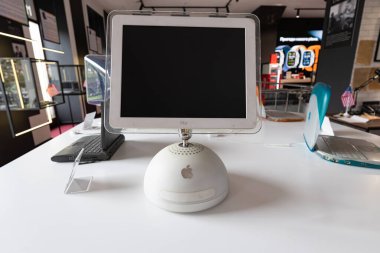 Lviv, Ukrayna - 2 Eylül 2024: Apple iMac G4, Klasik Bilgisayar Görüntüleme