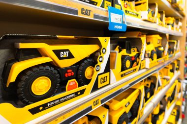 Lviv, Ukrayna - 16 Nisan 2025: Oyuncak İnşaat Araçları, Perakende Sergisi, Kedi