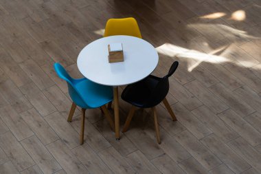 Renkli Kafe Sandalyeleri, Modern İç Tasarım