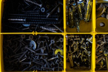 Sarı Düzenleyici Kutusunda Çeşitli Vidalar ve Hızlandırıcılar