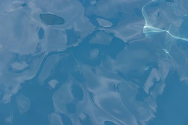 Güneş ışığı su yüzeyinde güzel dalgalanmalar yaratır..