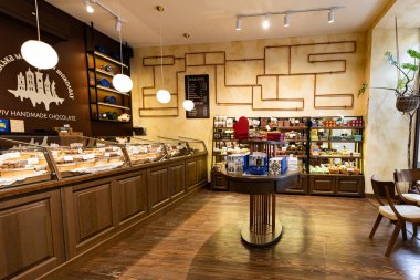 Lviv, Ukrayna - 7 Mart 2025: Lviv El yapımı Çikolata Dükkanı.