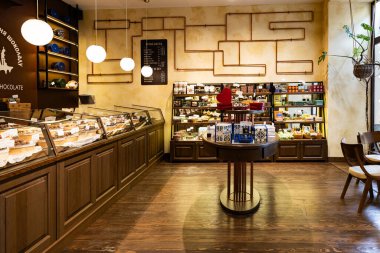 Lviv, Ukrayna - 7 Mart 2025: Lviv El yapımı Çikolata Dükkanı.