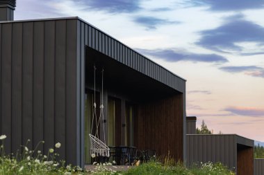 Günbatımında Karpatlar 'da modern bina