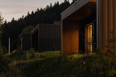 Günbatımında Karpatlar 'da modern bina