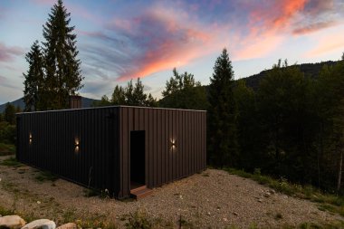 Günbatımında Karpatlar 'da modern bina