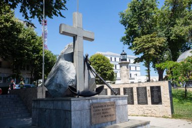 Köstence, Romanya - 17 Temmuz 2025 - Haçlı ve çapalı Romen denizciler anıtı