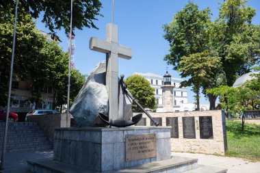 Köstence, Romanya - 17 Temmuz 2025 - Haçlı ve çapalı Romen denizciler anıtı