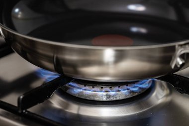 Lviv, Ukrayna - 16 Ağustos 2025: Mavi Alev Ocaklı Tefal Pan 'ın Yakın Çekimi