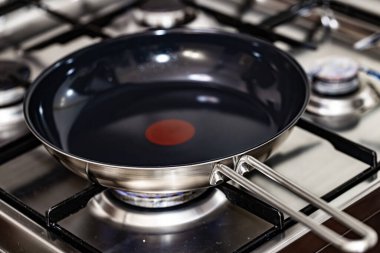 Lviv, Ukrayna - 16 Ağustos 2025: Mavi Alev Ocaklı Tefal Pan 'ın Yakın Çekimi